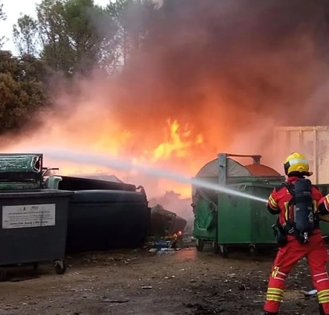 Extinguido el incendio próximo al vertedero de Cuenca que afectó a dos camiones. Los bomberos controlan las llamas