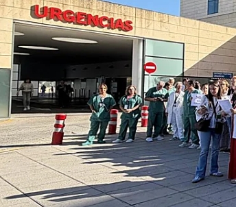 Los altercados de Urgencias indignan al Clínico: protestan tras los destrozos de familiares