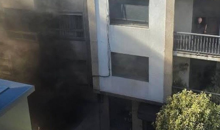 Las llamas vuelven a un garaje de Teis en un nuevo incendio sin heridos. Un coche calcinado y otro afectado en un nuevo fuego