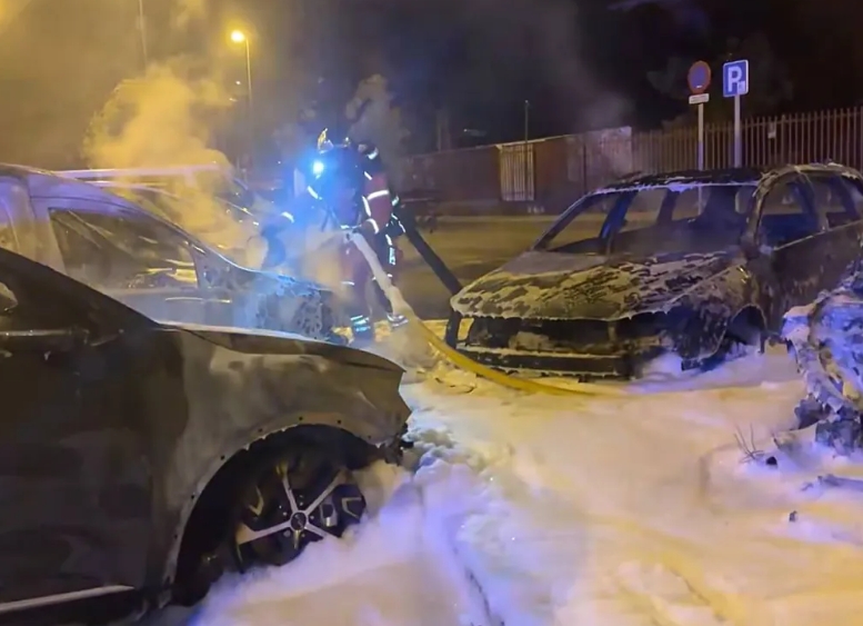 Diez coches destruidos tras declararse un incendio en un parking de Leganés