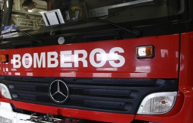 Rescatados por los bomberos tras incendiarse un transformador que dejó sin luz a medio Burlada