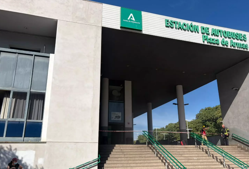 Restablecido el tráfico y la operativa en Plaza de Armas tras ser sofocado el fuego en un autobús