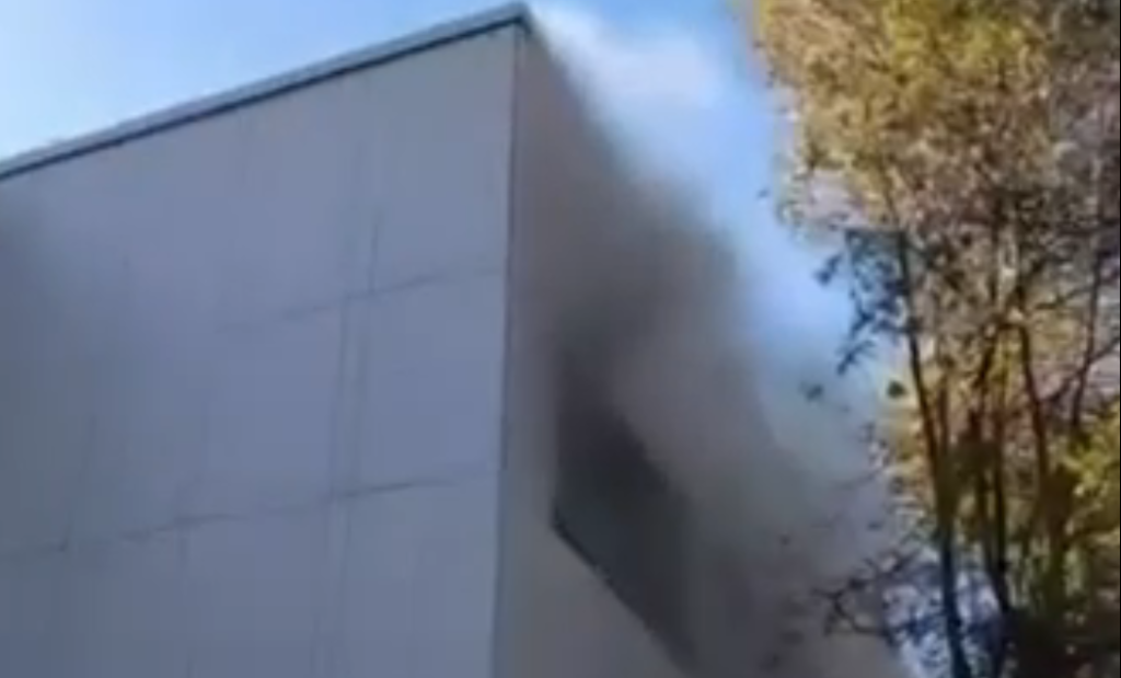 Un cortocircuito en una regleta causa un incendio y el desalojo de Ciencias en Santander