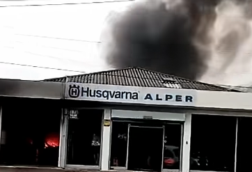 Un incendio fuera de control daña una nave de maquinaria en Ponteareas