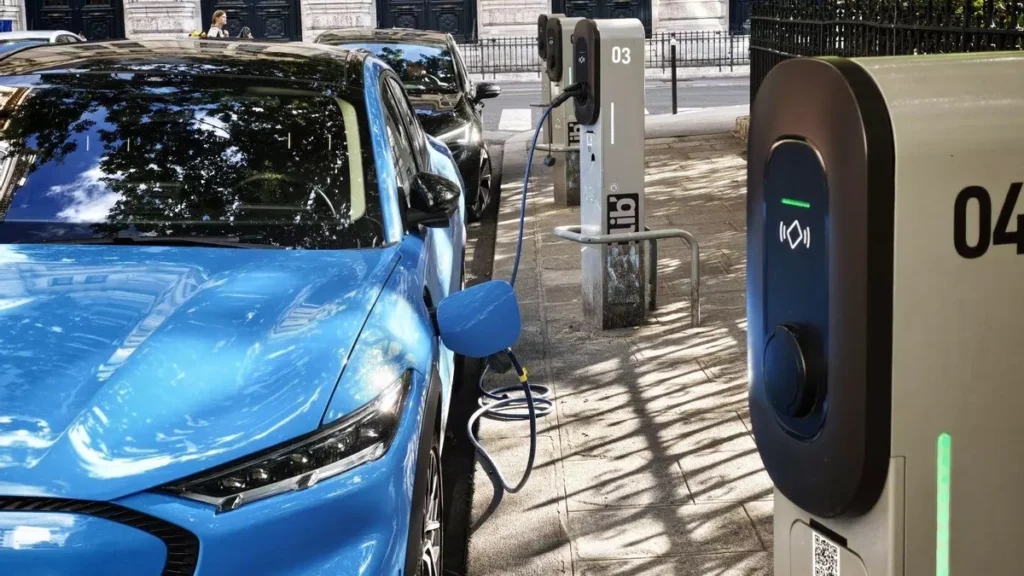 El coche eléctrico se impone: ocho de cada diez familias con varios vehículos lo eligen como el principal