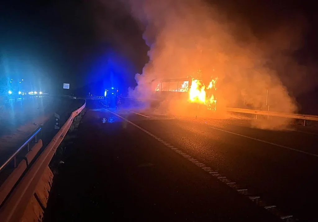 Alerta en la A-7: El fuego en un autocar a la altura de la UCAM paraliza la circulación sentido Murcia