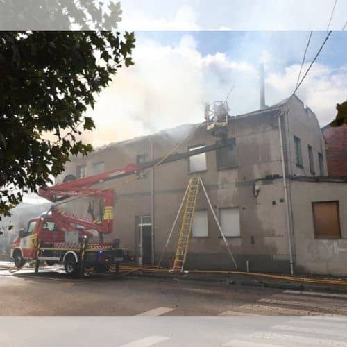 El incendio de una vivienda en La Placa despierta la expectación de los vecinos de Ponferrada