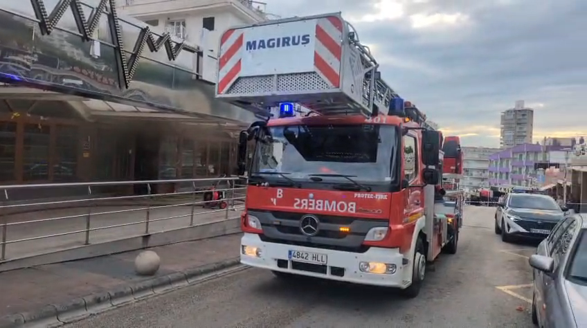 Ilusionante rescate sin heridos: 50 vecinos evacuados por un incendio en un bar de Magaluf